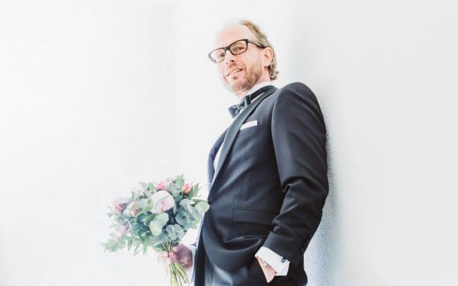 Hochzeitsfotografie Nörten Hardenberg Bräutigam mit Brautstrauss